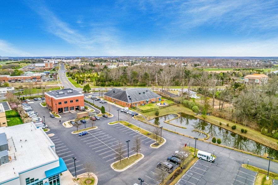 43181 Amberwood Plz, Chantilly, VA à vendre - Photo du bâtiment - Image 2 de 14