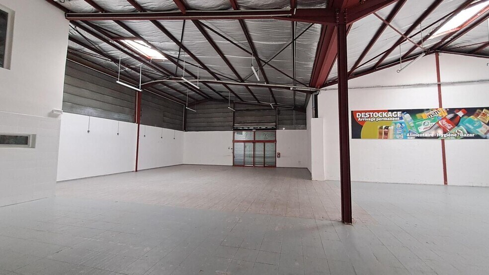 Flex in Ambérieu-en-Bugey for lease - Interior Photo - Image 2 of 5