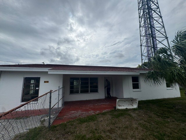 5018 Grand Blvd, New Port Richey, FL à louer Photo principale- Image 1 de 7