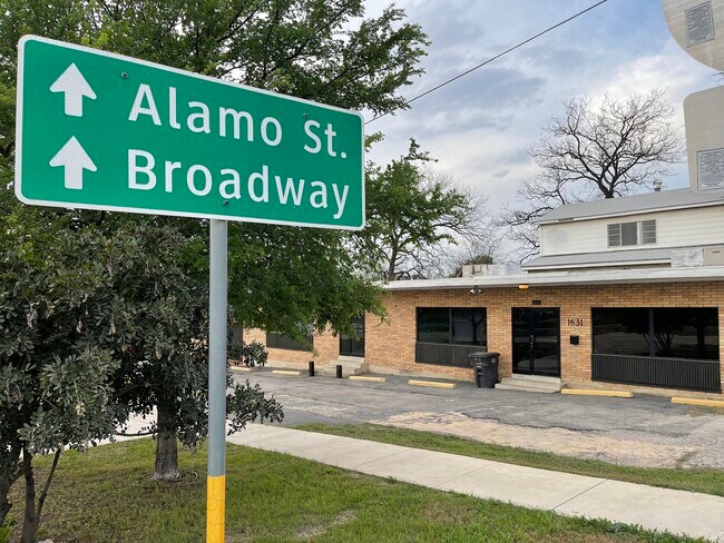 More details for 1627 N Interstate 35, San Antonio, TX - Retail for Lease