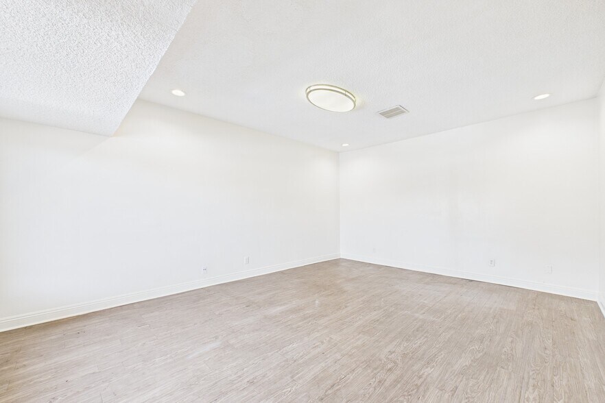 13615 Victory Blvd, Van Nuys, CA à louer - Photo du bâtiment - Image 2 de 12