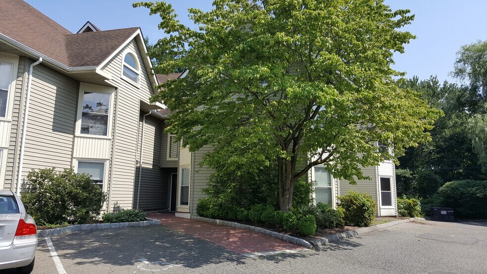 1698 Post Rd E, Westport, CT à vendre - Photo du bâtiment - Image 3 de 12