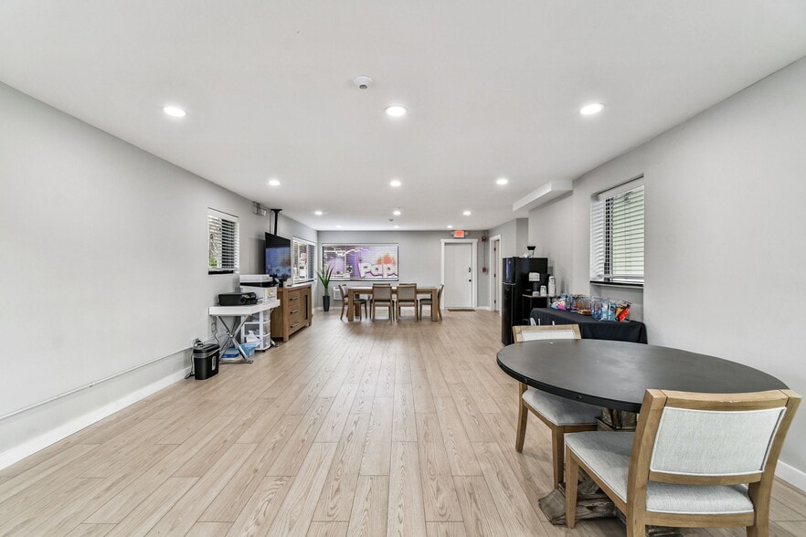 830 W Kennedy Blvd, Tampa, FL à louer - Photo du bâtiment - Image 3 de 7