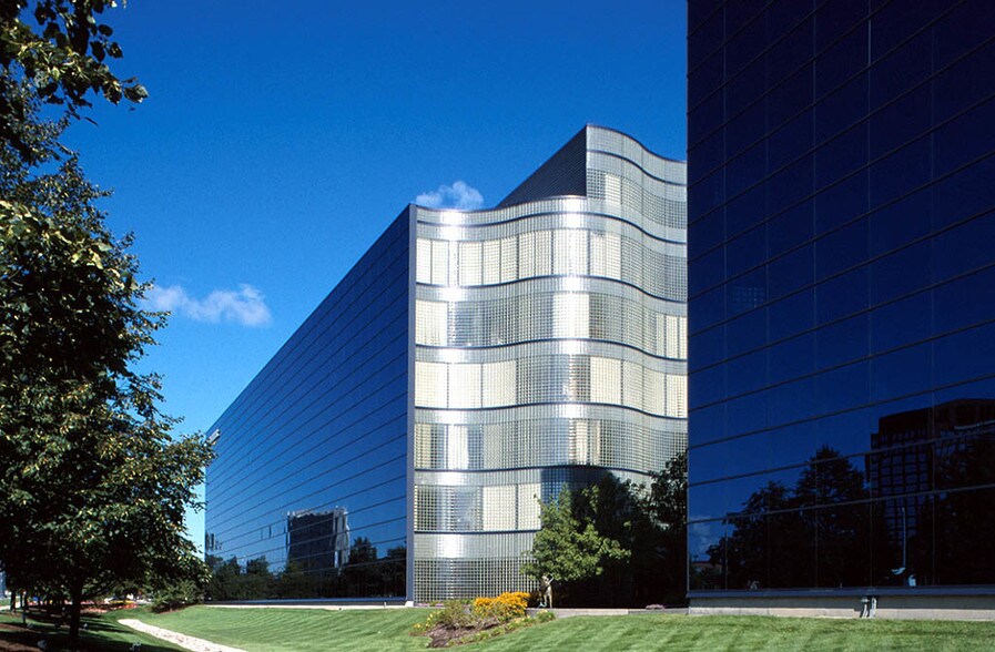 100 W Big Beaver Rd, Troy, MI à louer - Photo du bâtiment - Image 2 de 32