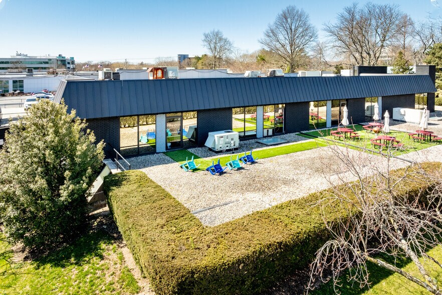 1 Crossways Park Dr, Woodbury, NY à vendre - Photo du bâtiment - Image 1 de 5