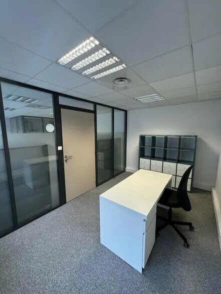 Office in Marseille for lease - Interior Photo - Image 2 of 8