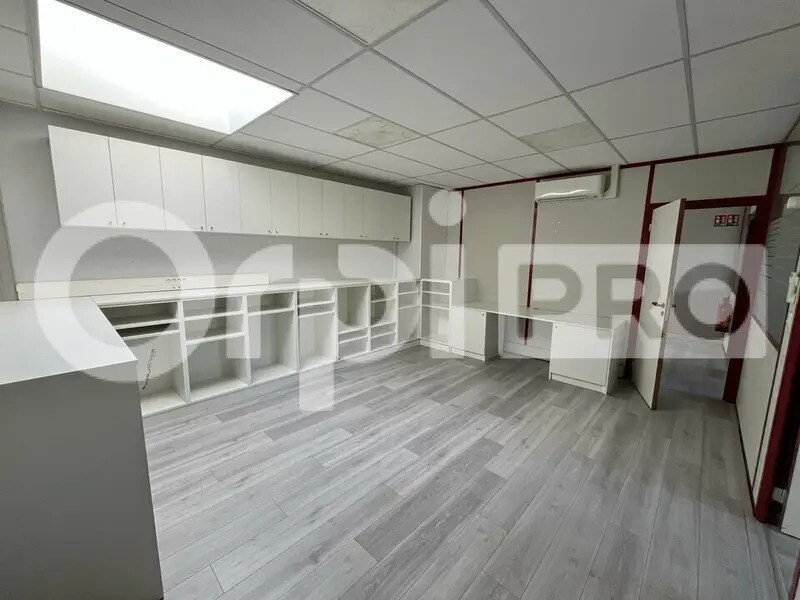 Office in Saint-Genis-Laval for sale Interior Photo- Image 1 of 10