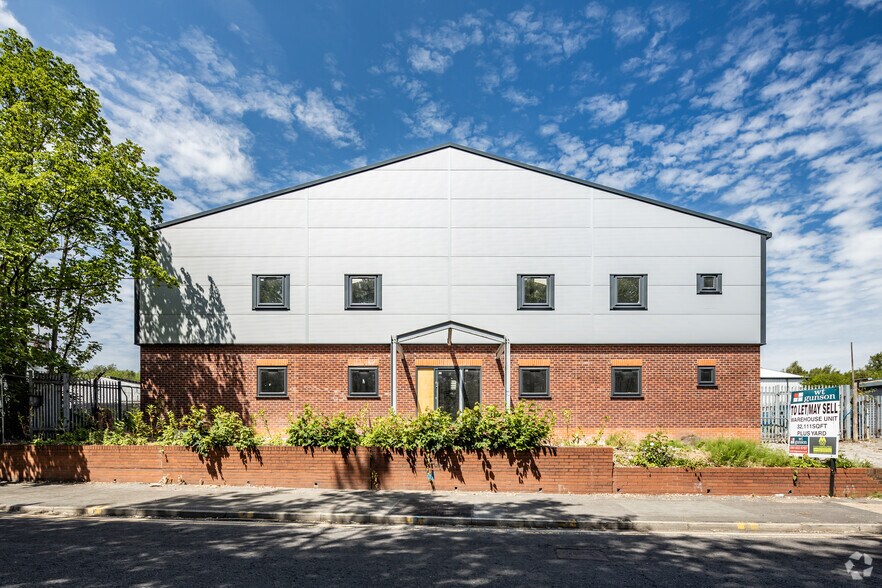 230-234 Briscoe Ln, Manchester for sale - Building Photo - Image 3 of 3