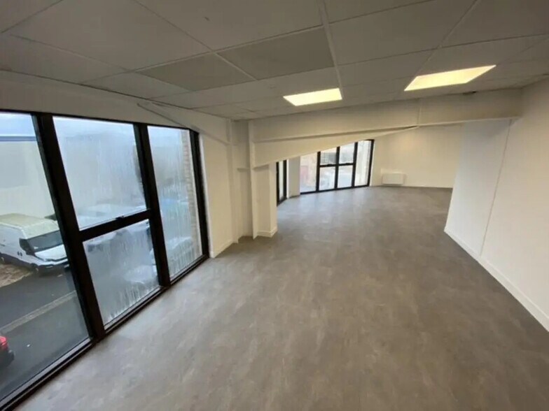 Flex dans Le Thillay à louer - Photo du bâtiment - Image 3 de 9