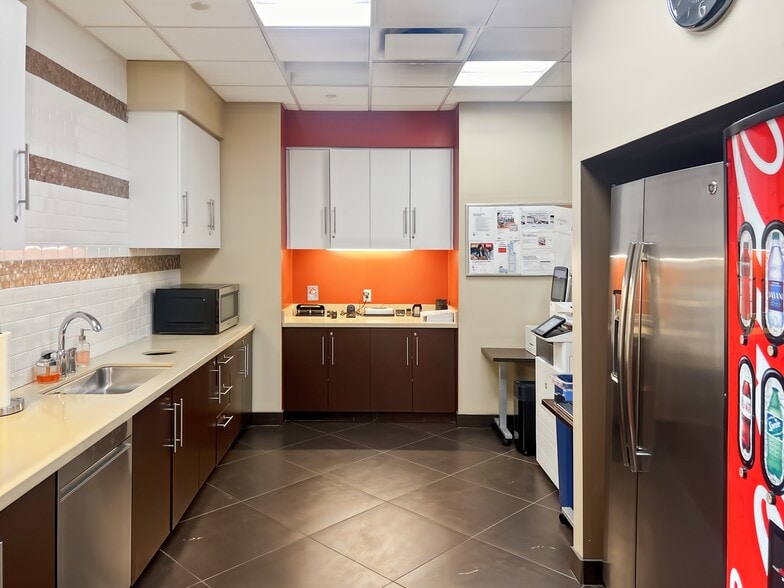 30 Knightsbridge Rd, Piscataway, NJ for lease - Interior Photo - Image 3 of 17