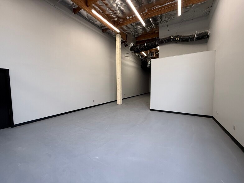 4214 E La Palma Ave, Anaheim, CA à louer - Photo du bâtiment - Image 2 de 7