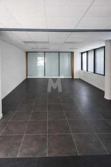 Bureau dans Évry-Courcouronnes à vendre - Photo du bâtiment - Image 2 de 8