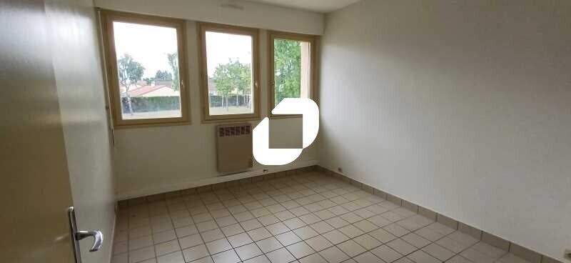 Office in Magnanville for lease - Interior Photo - Image 2 of 6