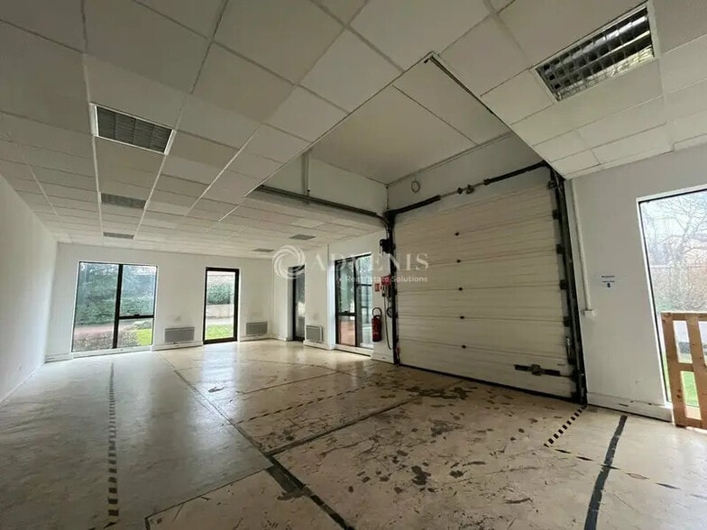Flex in Jouy-en-Josas for lease - Interior Photo - Image 1 of 9