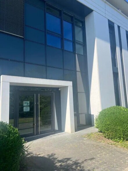 Office in Élancourt for lease - Building Photo - Image 3 of 20