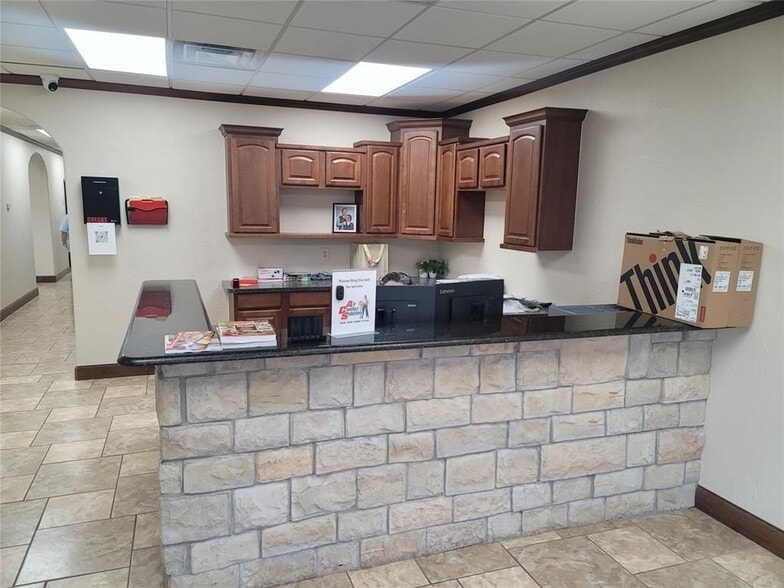 912 Messenger Ln, Moore, OK for sale - Interior Photo - Image 3 of 23