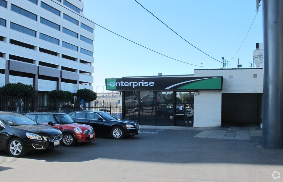 11151 W Olympic Blvd, Los Angeles, CA à louer - Photo du bâtiment - Image 3 de 22