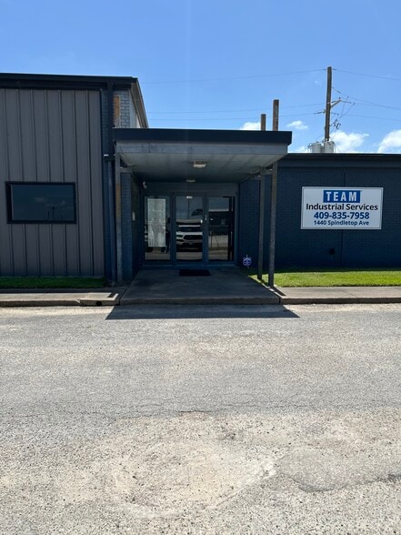 1440 Spindletop Rd, Beaumont, TX for lease - Building Photo - Image 2 of 10