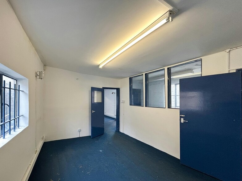 Saltram Crescent, London for lease - Interior Photo - Image 3 of 6