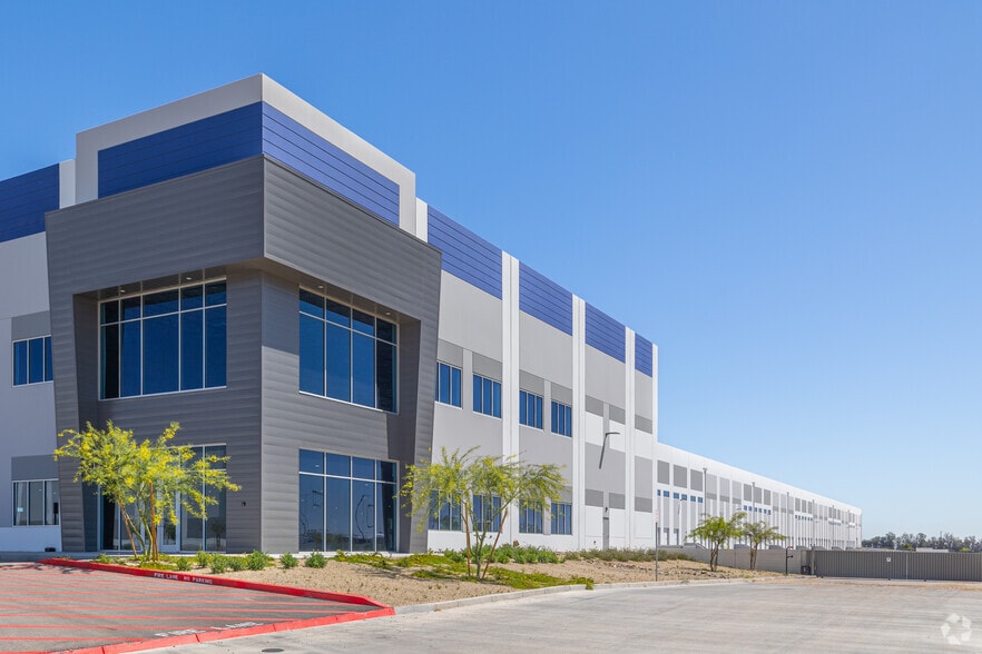 15151 W Hatcher Rd, Waddell, AZ à louer - Photo du bâtiment - Image 3 de 14