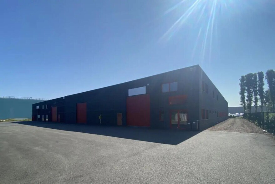 Office in Seclin for lease - Building Photo - Image 1 of 27