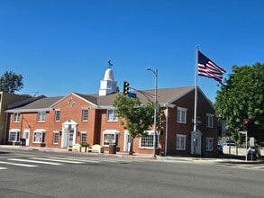 10205 Riverside Dr, Toluca Lake, CA for lease Interior Photo- Image 1 of 9