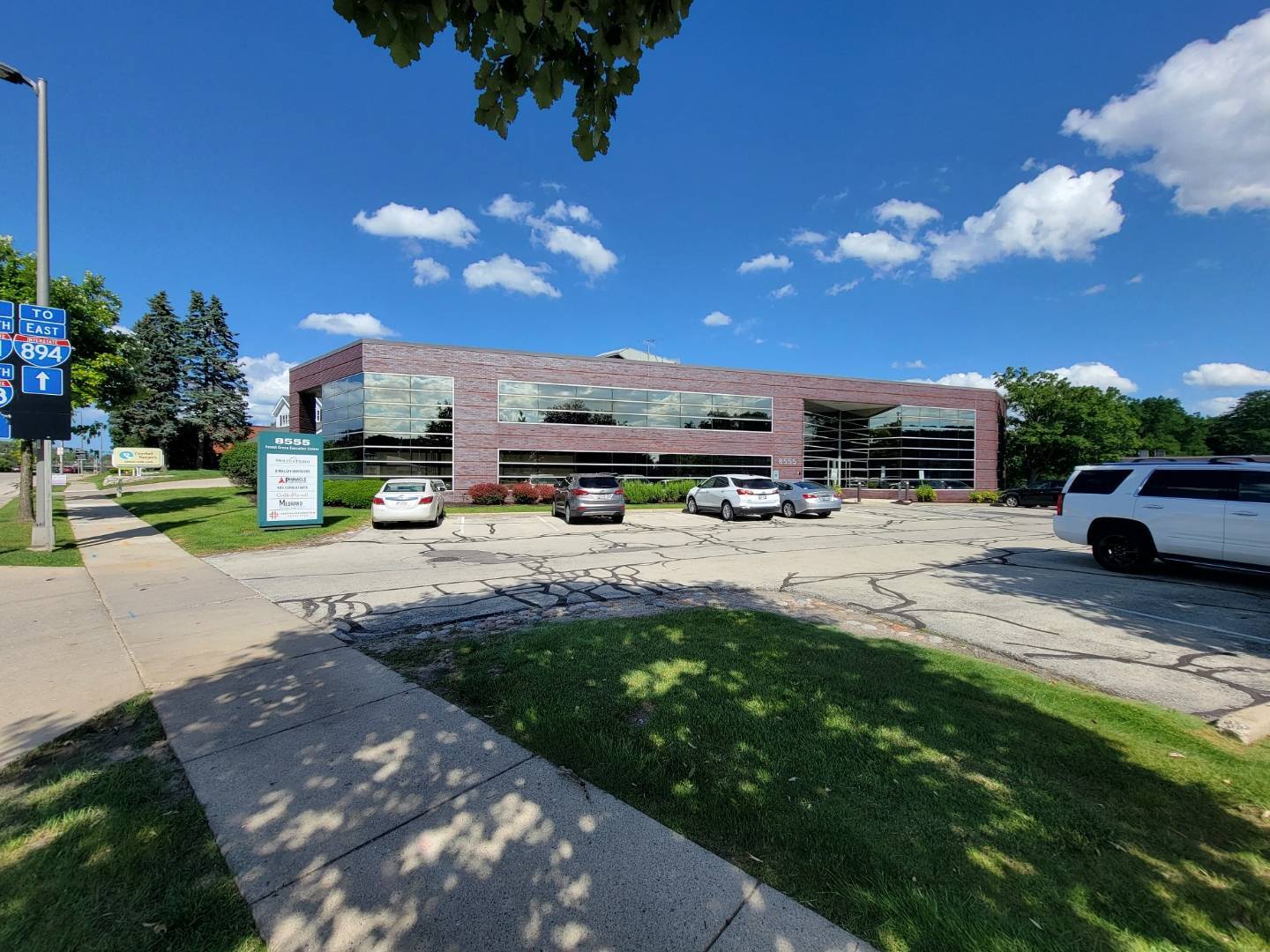 8555 W Forest Home Ave, Greenfield, WI à louer Photo principale- Image 1 de 23