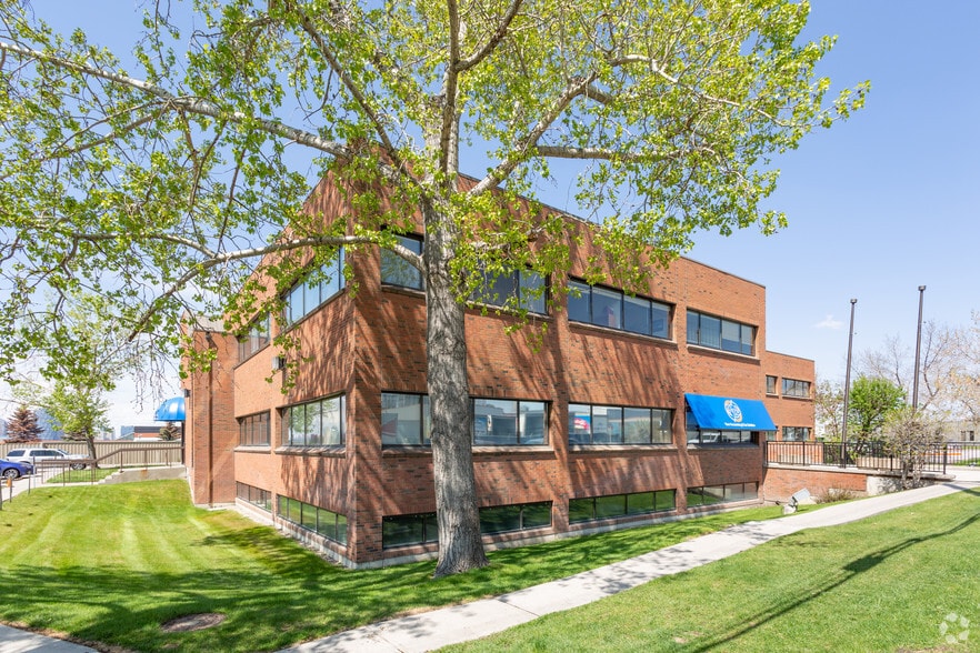 221 18th St SE, Calgary, AB for lease - Building Photo - Image 2 of 19