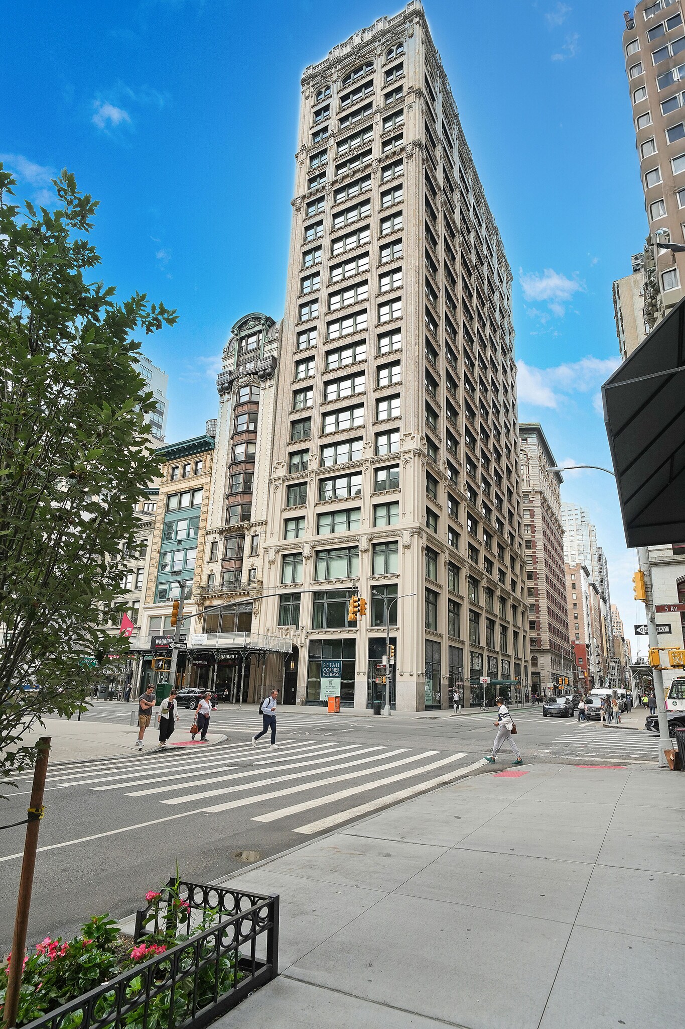 212 Fifth Ave, New York, NY à louer Photo du bâtiment- Image 1 de 3