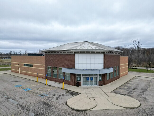 Plus de détails pour 5751 Clarkston Rd, Village of Clarkston, MI - Commerce de détail à louer