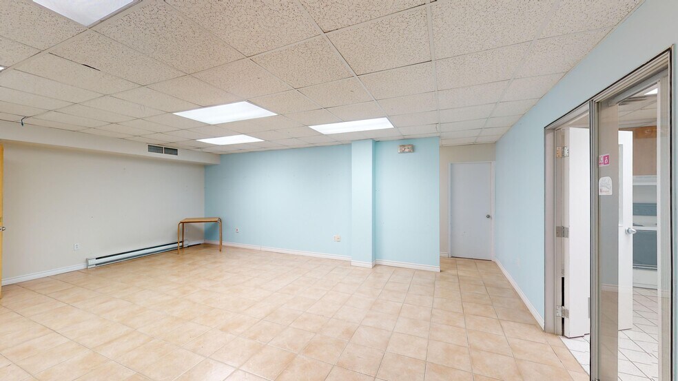 2001 Rue Price, Saguenay, QC for lease - Interior Photo - Image 3 of 26