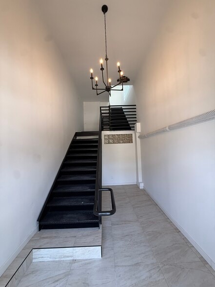 304 N Harper Ave, Los Angeles, CA for lease - Building Photo - Image 3 of 12
