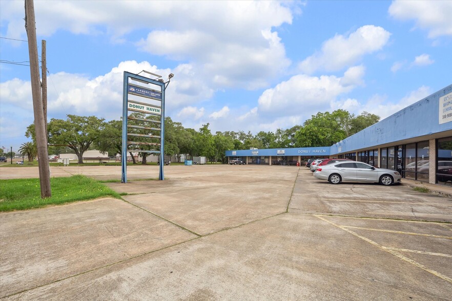 716 W Plantation Dr, Clute, TX for sale - Building Photo - Image 1 of 15