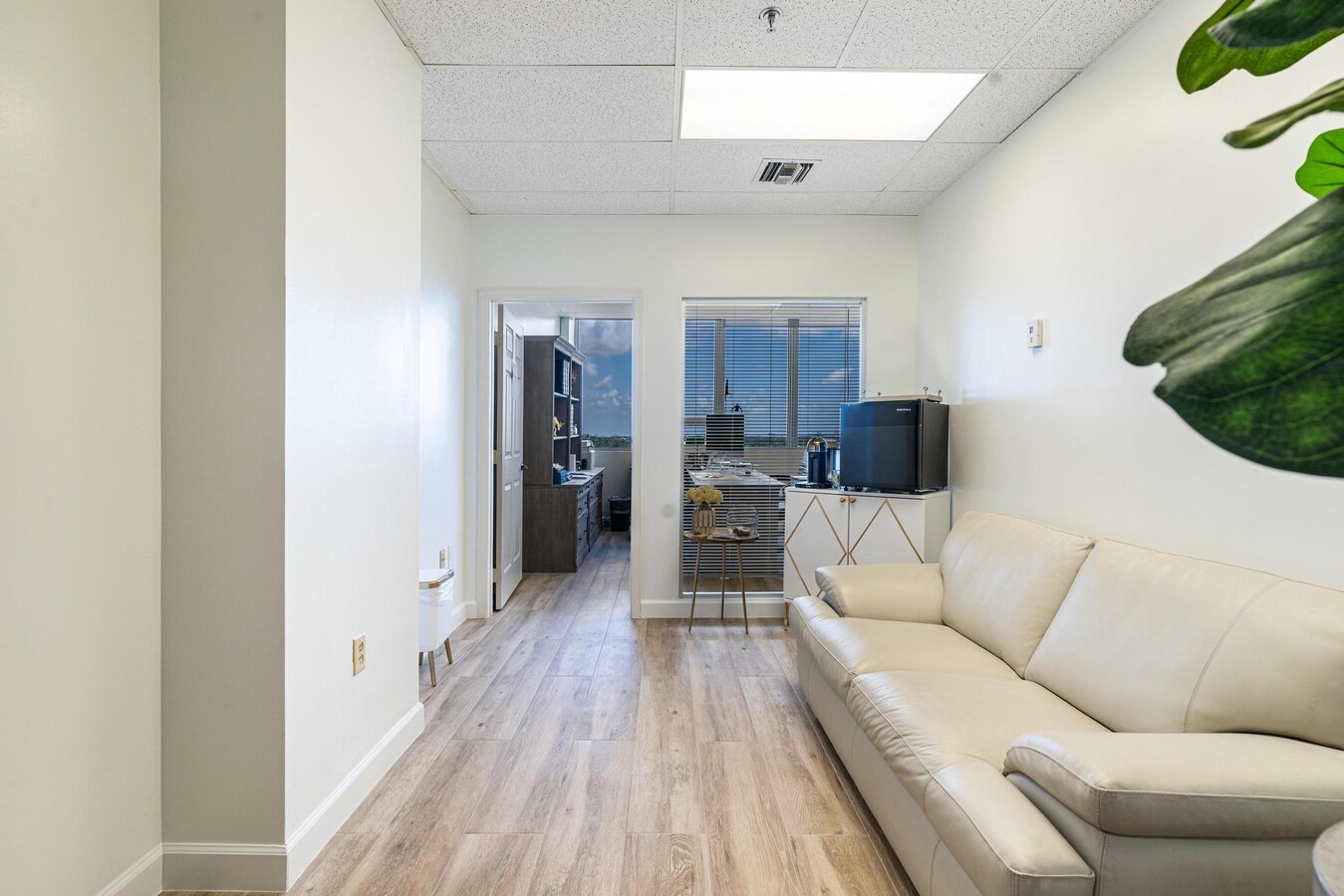 2455 E Sunrise Blvd, Fort Lauderdale, FL 33304 - Unité CU9J - - Photo intérieure - Image 2 of 31