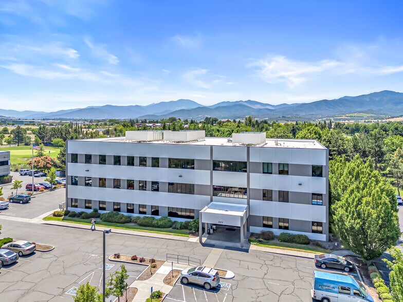 221 W Stewart Ave, Medford, OR à louer - Photo du bâtiment - Image 2 de 4