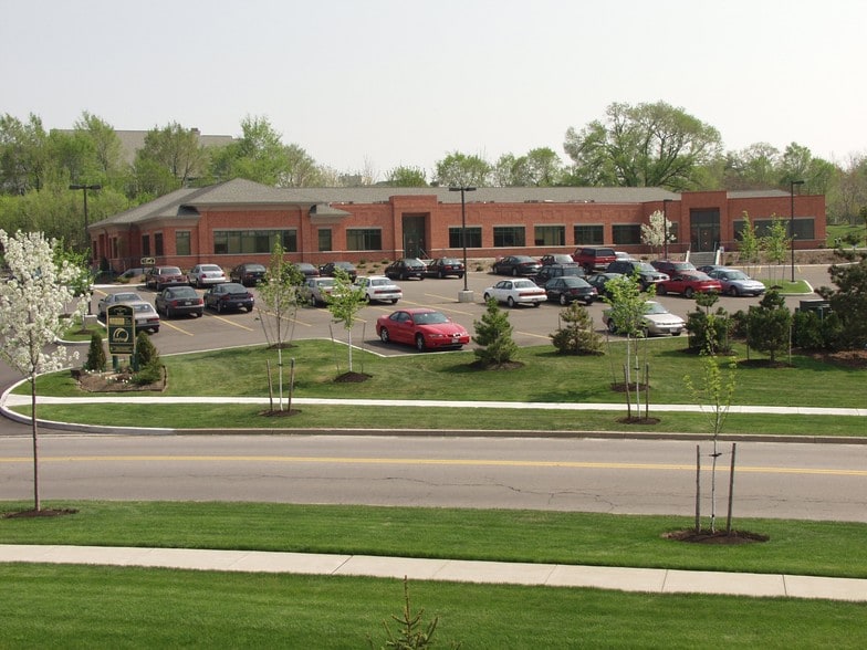 600 Essjay Rd, Williamsville, NY for lease - Primary Photo - Image 1 of 3