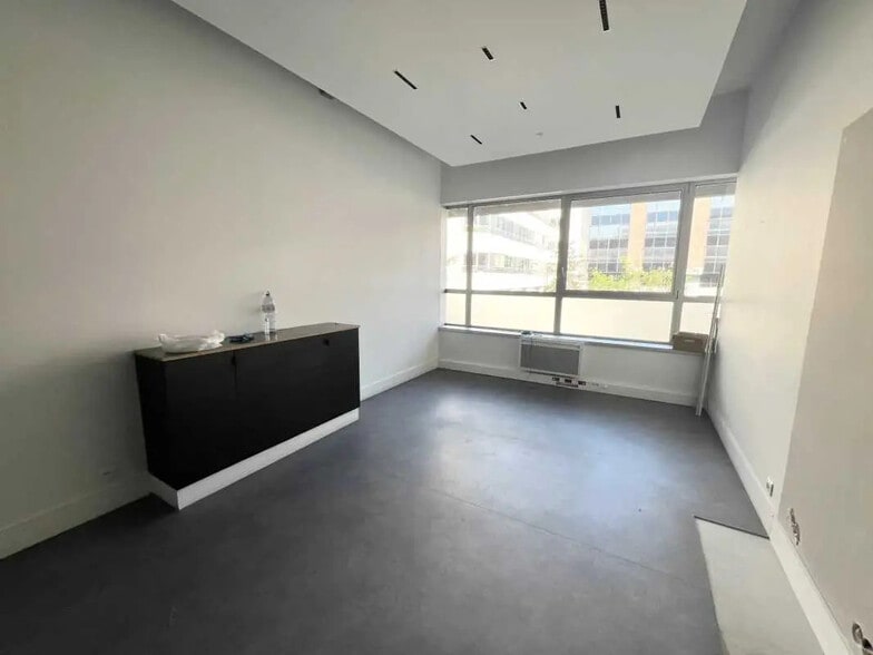 Flex in Paris for lease - Interior Photo - Image 3 of 5