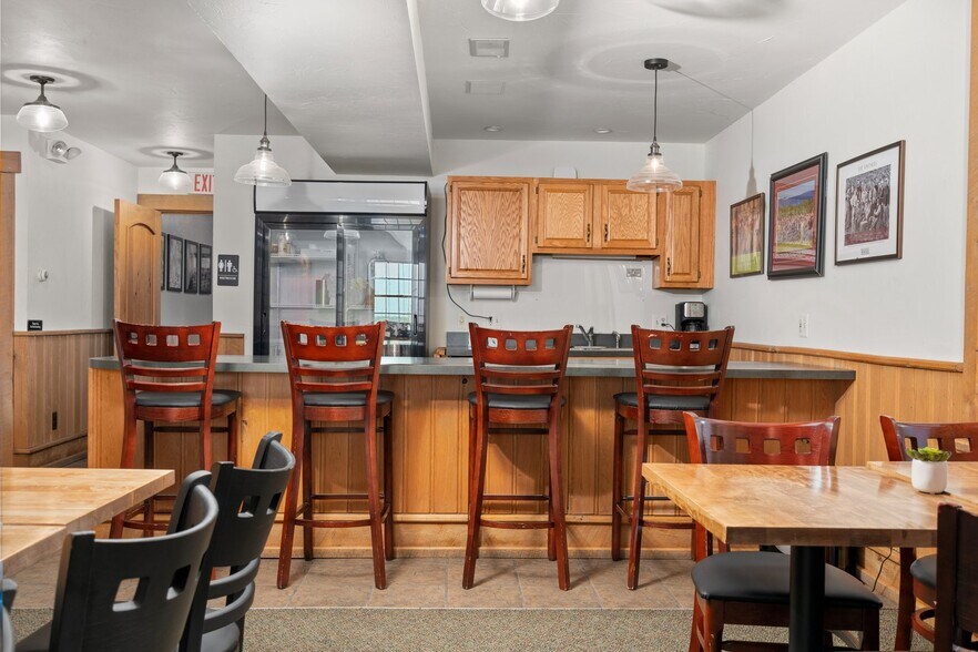 10343 E Hilltop Rd, Suttons Bay, MI à vendre - Photo intérieure - Image 3 de 103