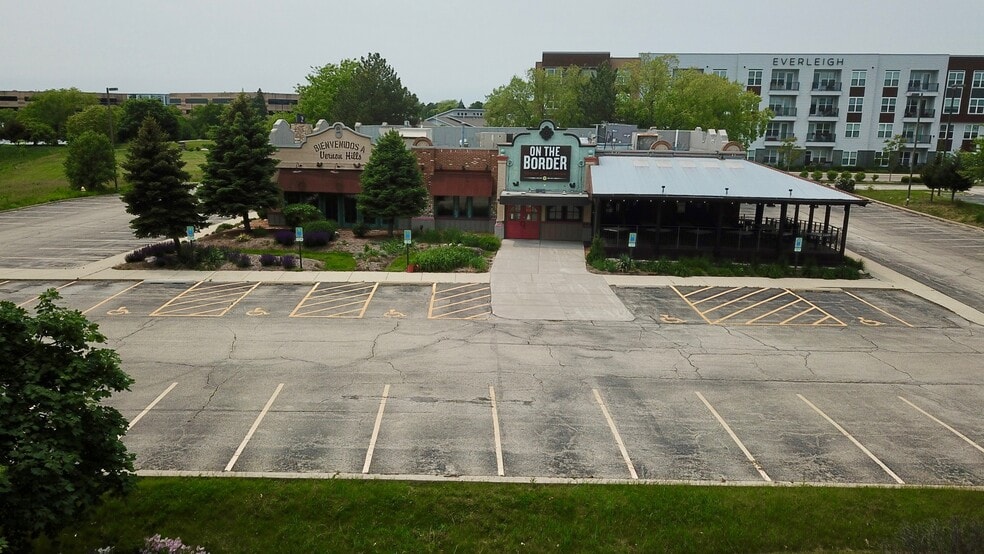 535 Lakeview Pky, Vernon Hills, IL for sale - Building Photo - Image 1 of 5