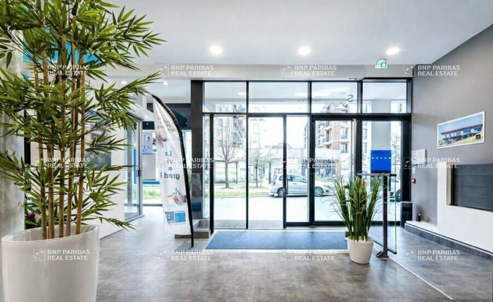 Flex in Bordeaux for lease - Lobby - Image 1 of 11