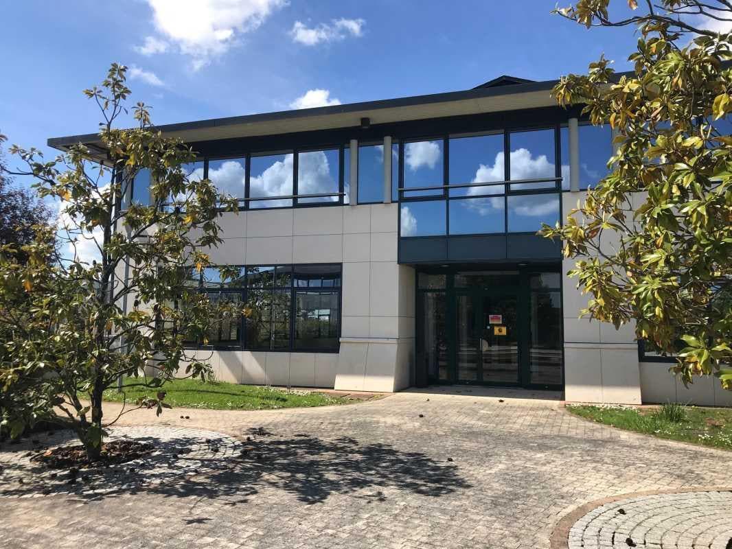 Flex in Trappes for lease Building Photo- Image 1 of 7