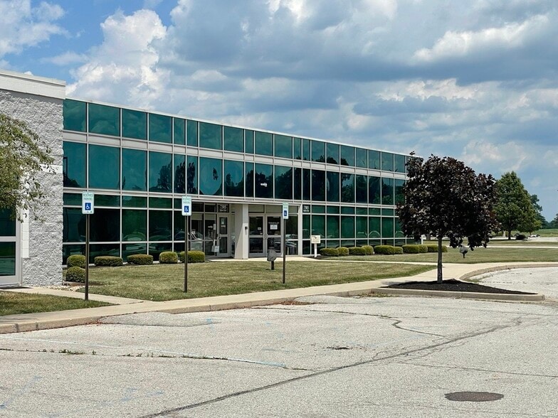 7303-7315 Quality Cir, Anderson, IN à louer - Photo du bâtiment - Image 2 de 4