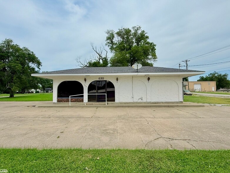 630 W Cherry St, Chanute, KS for sale - Building Photo - Image 2 of 18