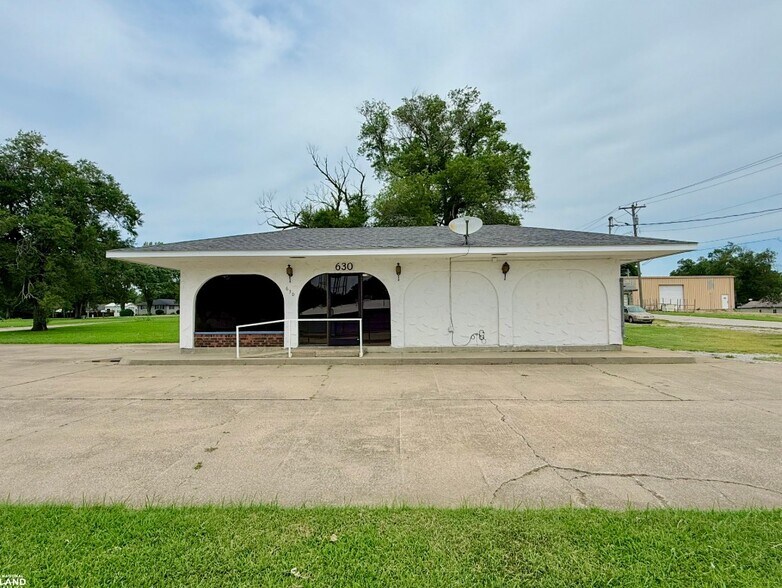 630 W Cherry St, Chanute, KS à vendre - Photo du bâtiment - Image 2 de 18