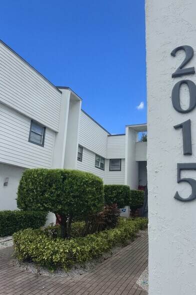 2015 S Tuttle Ave, Sarasota, FL à vendre - Photo principale - Image 1 de 25