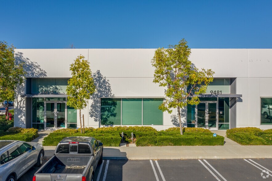 9471-9541 Irvine Center Dr, Irvine, CA à louer - Photo du bâtiment - Image 2 de 8