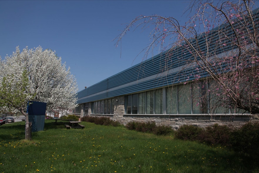 59-71 Page Park Dr, Poughkeepsie, NY à louer - Photo du bâtiment - Image 3 de 5