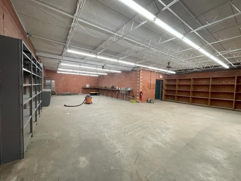 1202 N Flores St, San Antonio, TX for lease - Interior Photo - Image 2 of 20