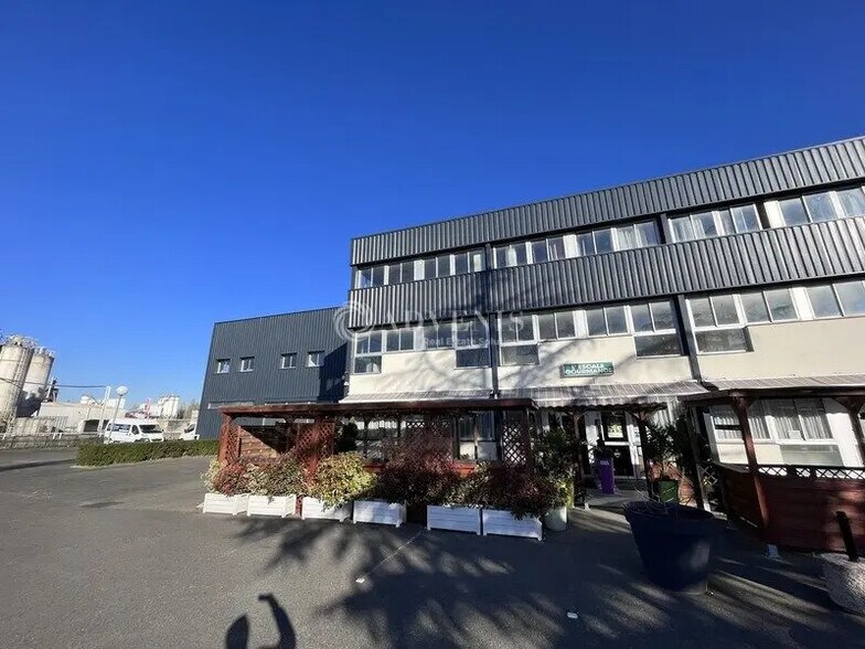 Flex in Trappes for sale - Building Photo - Image 3 of 6