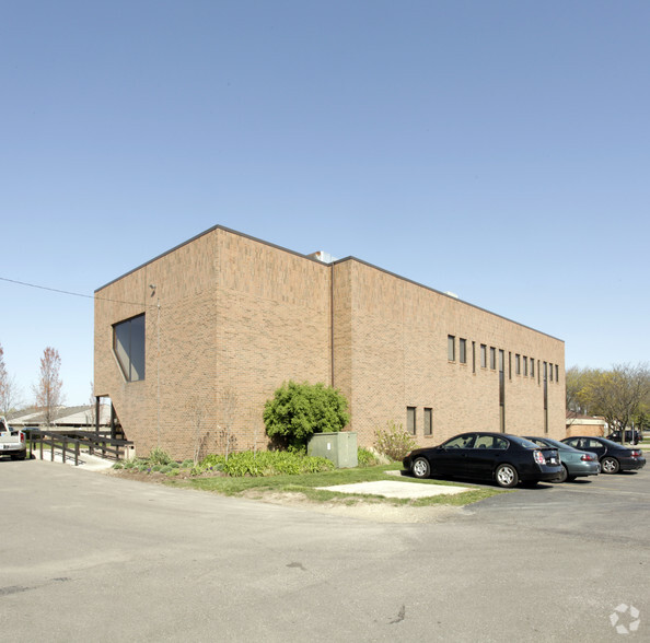 555 W 14 Mile Rd, Clawson, MI for lease - Building Photo - Image 3 of 4